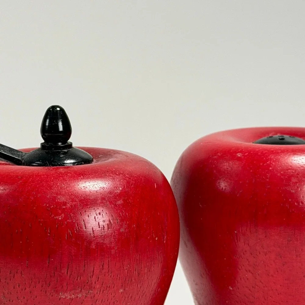 Vintage Cooks Club Wooden Apple Salt and Pepper‎ Shaker Set Red Cottagecore